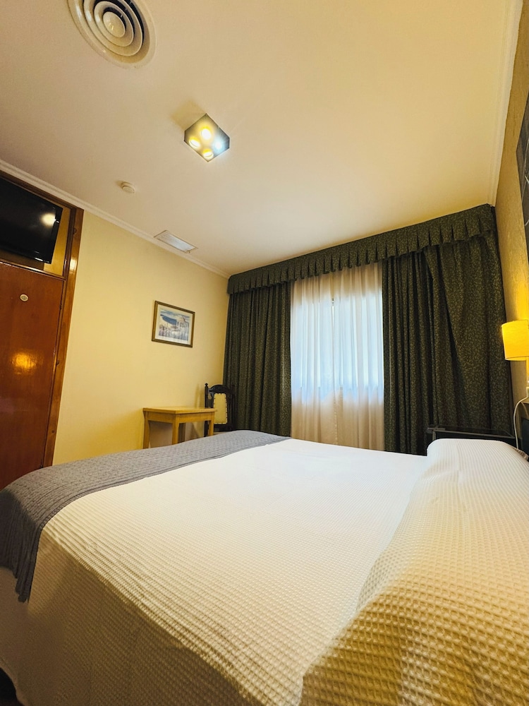 ROOM, DOUBLE BED