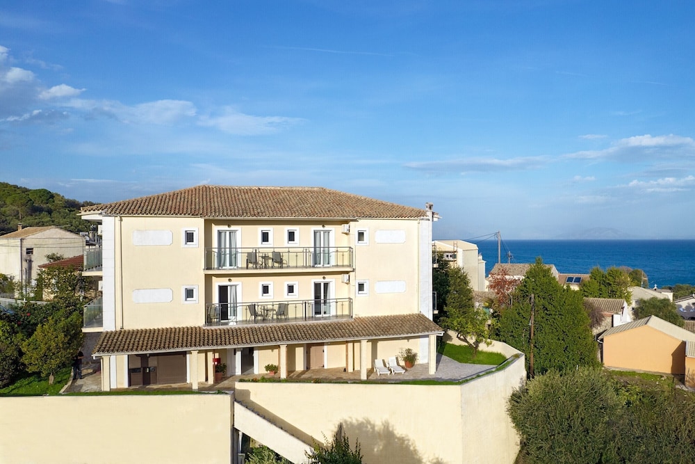 Pelagos Hotel 33/40