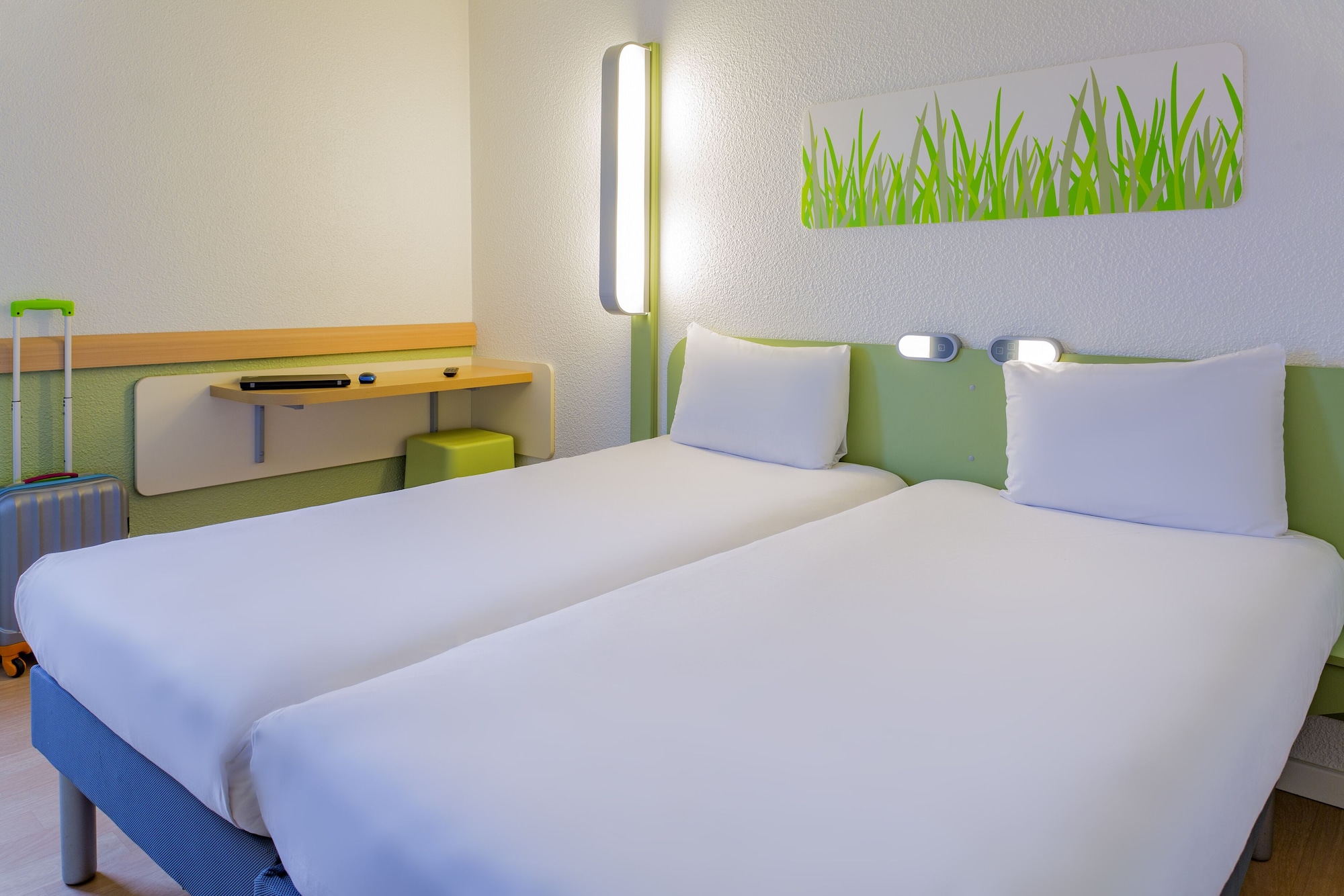 ROOM, TWIN BEDS