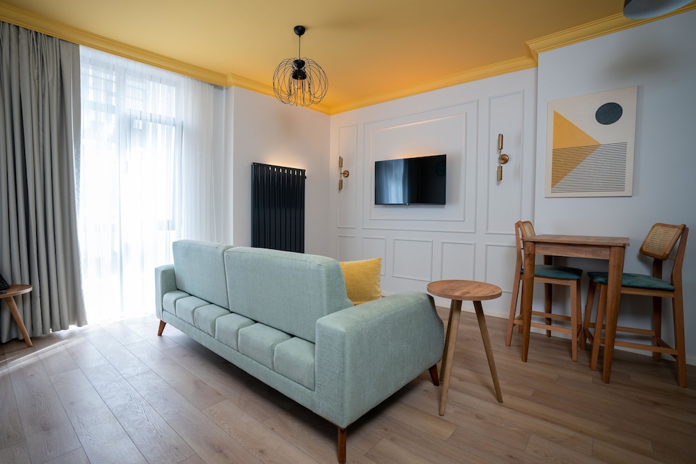 Bird Nest Suites 26/47