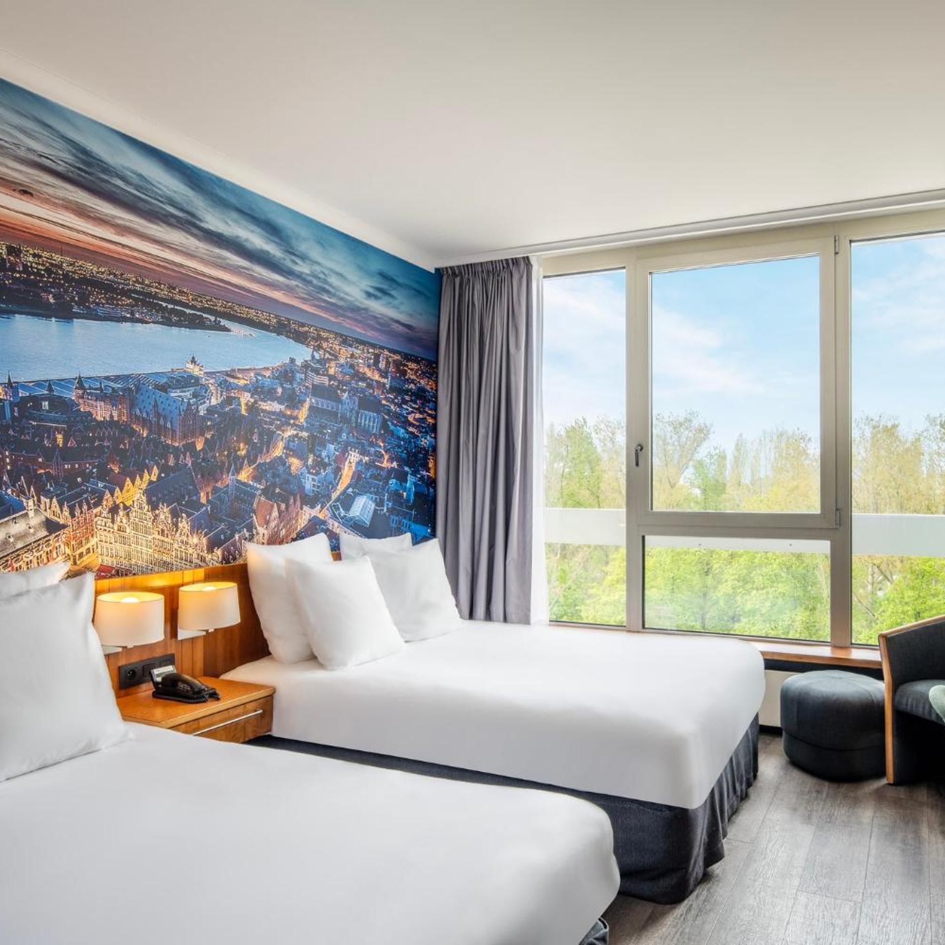 Standard, King Bed, 2 Queen Beds