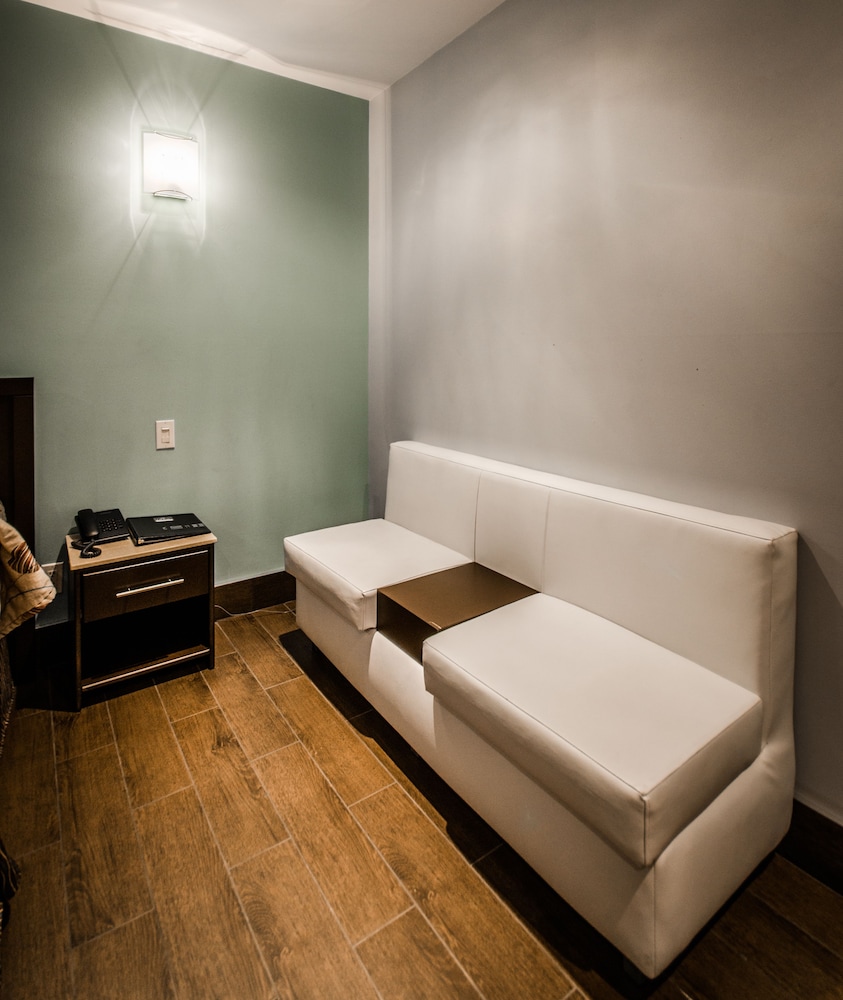 Olux Hotel Motel Suites 47/71