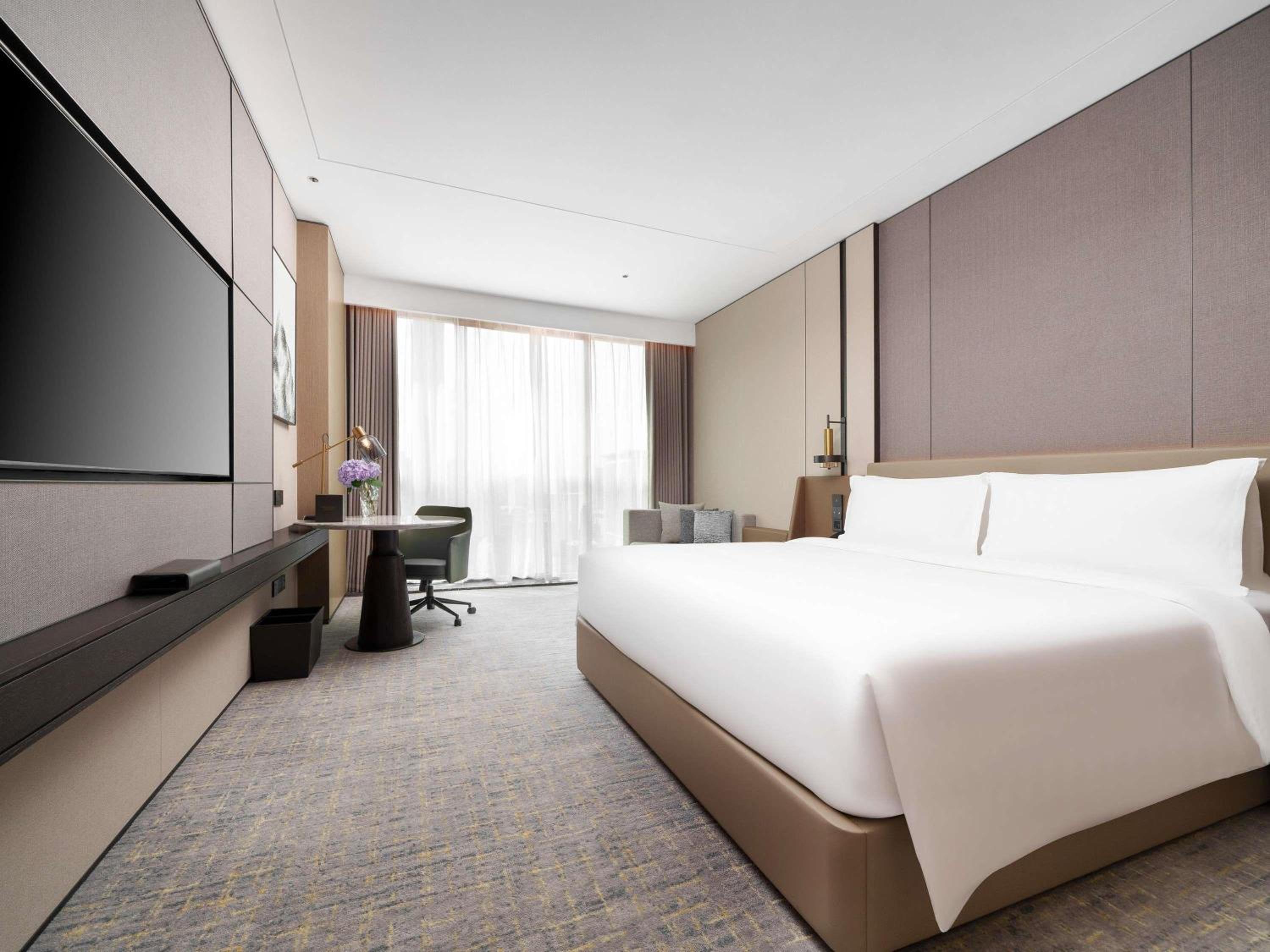 SUPERIOR, KING BED
