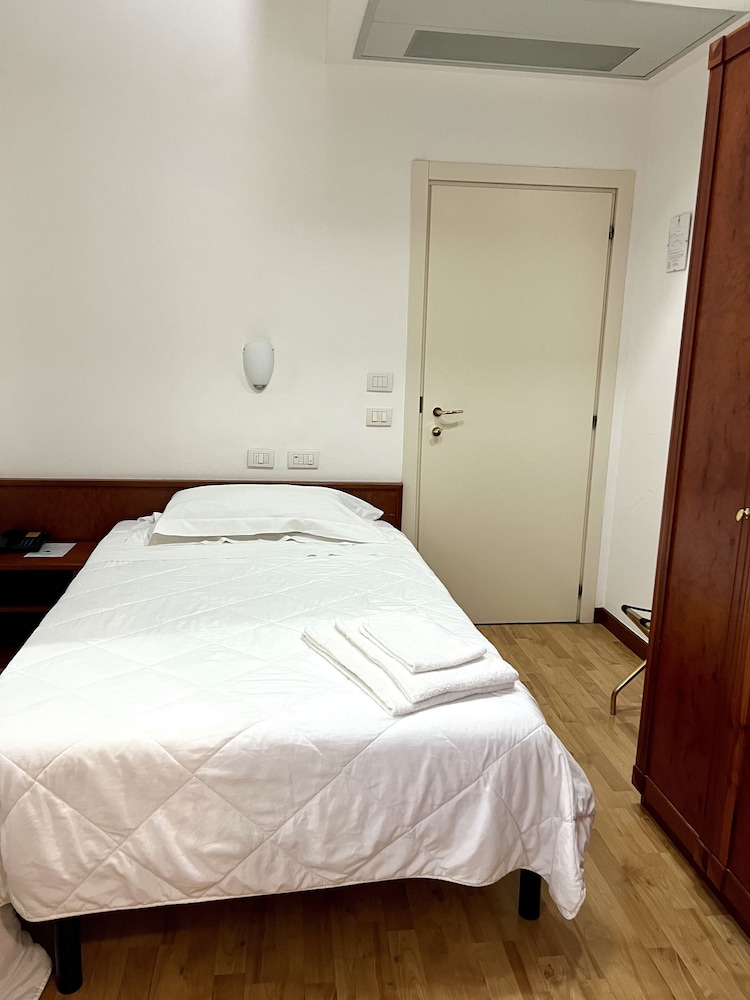 Hotel Joli 10/68