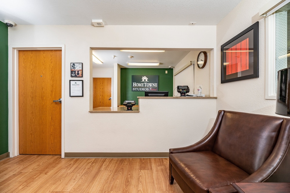 HomeTowne Studios by Red Roof Fresno - West 11/39