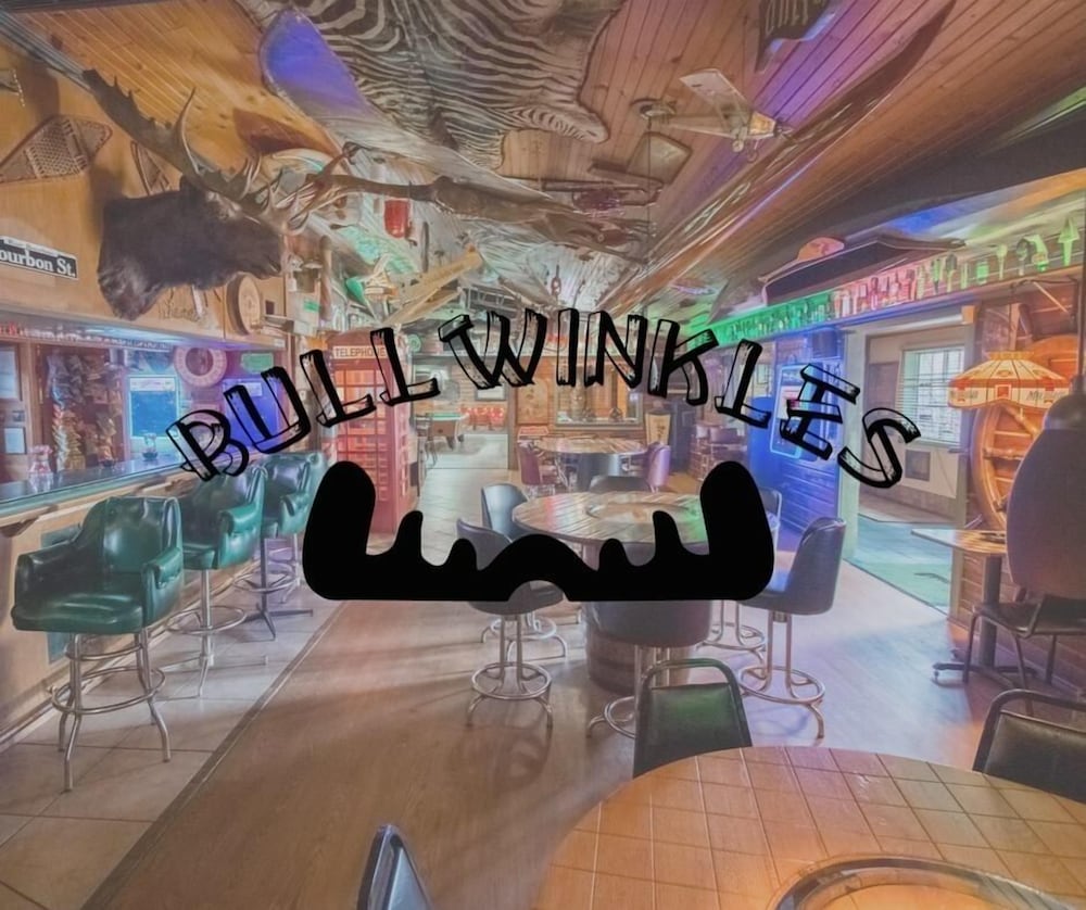 Bullwinkles Rustic Lodge 23/28