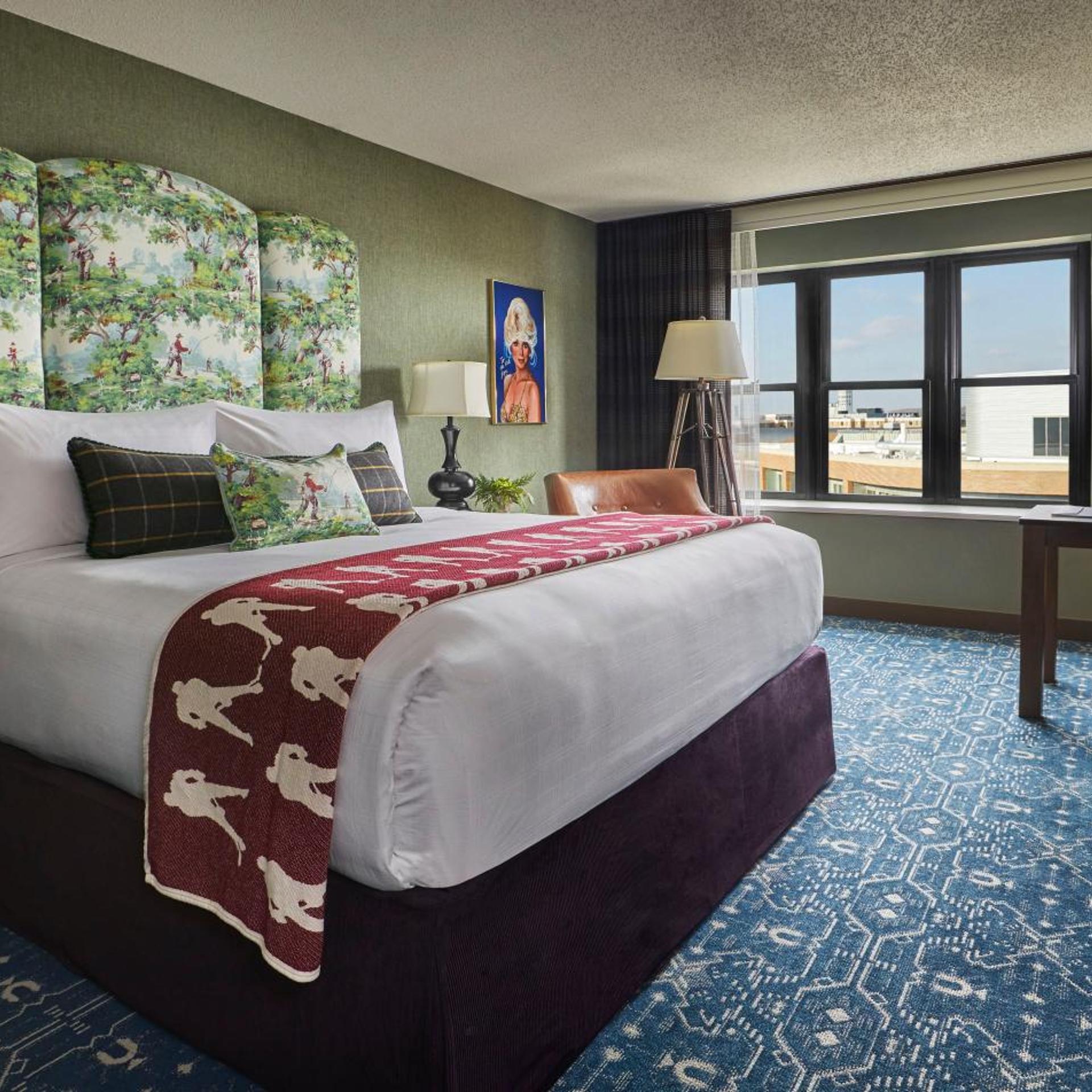 GRADUATE, KING BED, CITY VIEW