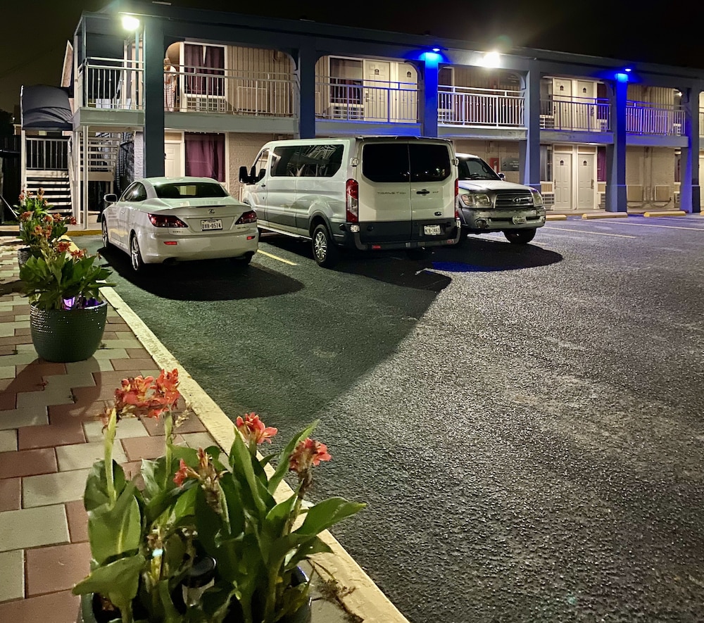 R Nite Star Inn & Suite 64/65