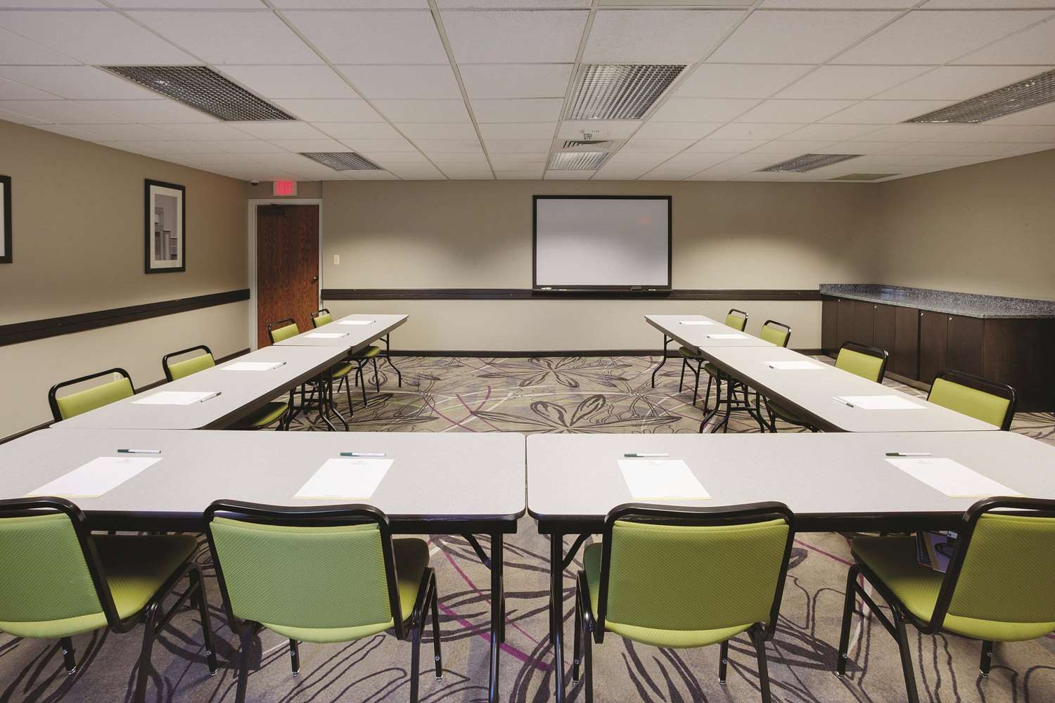 La Quinta Inn & Suites by Wyndham Detroit Metro Airport 47/55