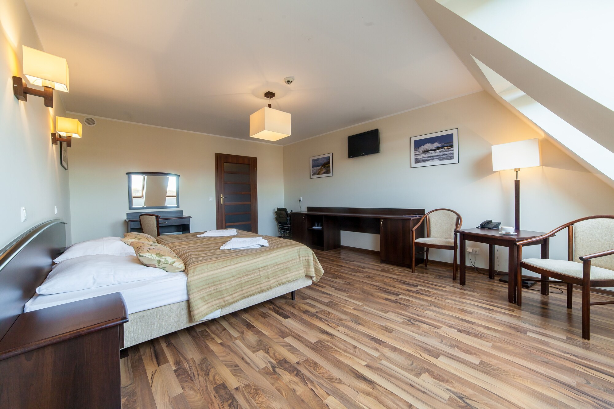ECONOMY, SUITE