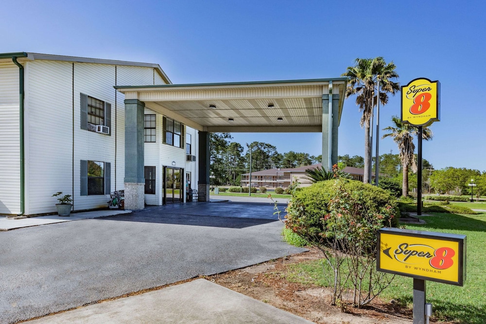 Super 8 by Wyndham Kinder/Coushatta near Casino 32/38