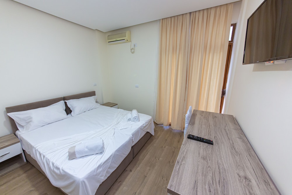 Esal Hotel 18/39