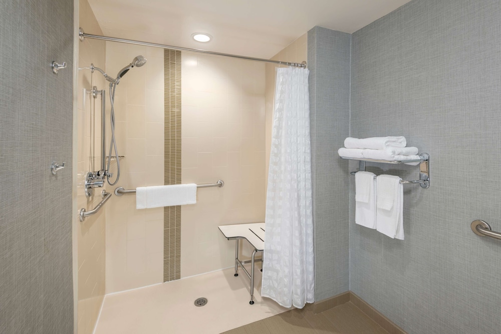 Hyatt Place Greenville/Downtown 64/64