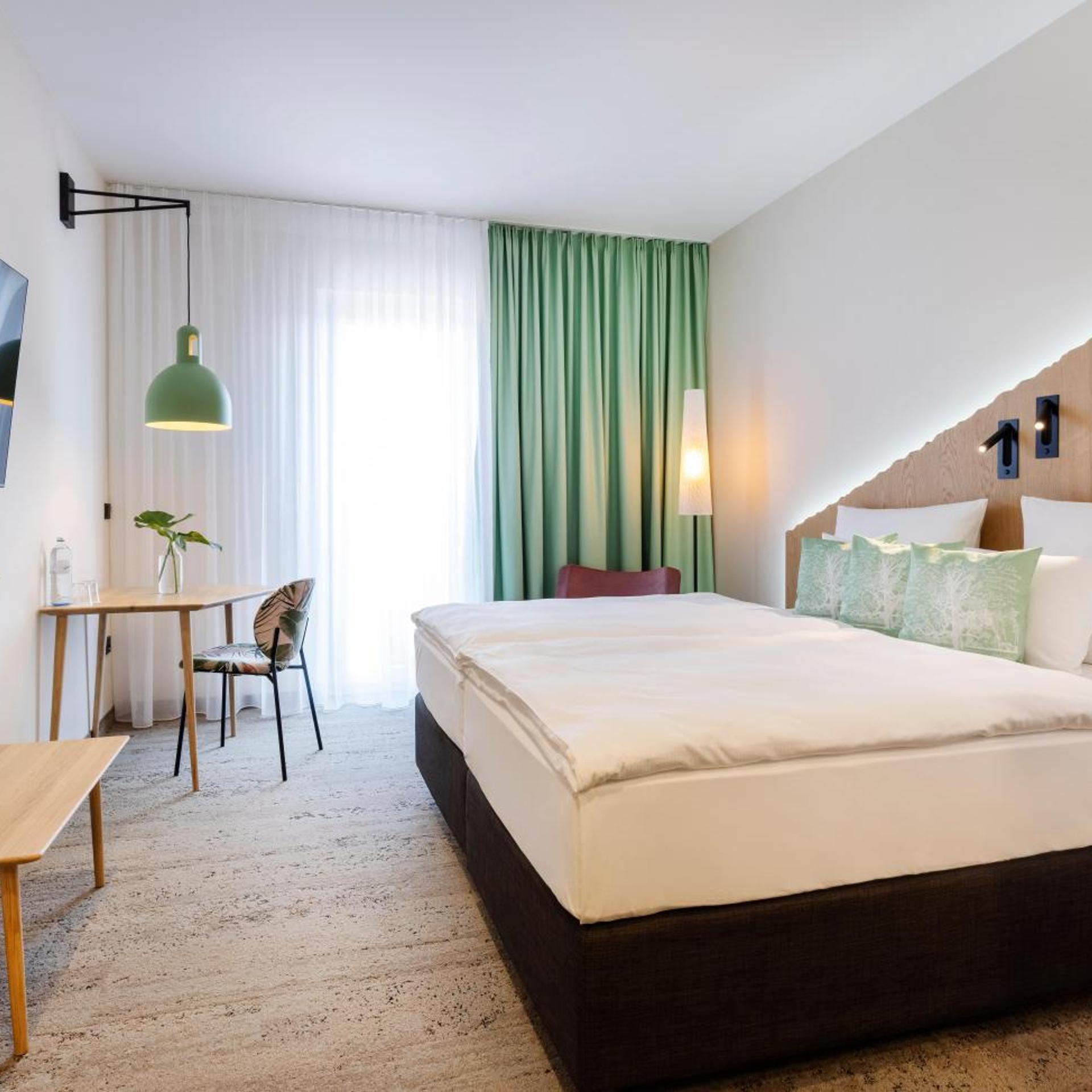 ROOM, DOUBLE OR TWIN BED