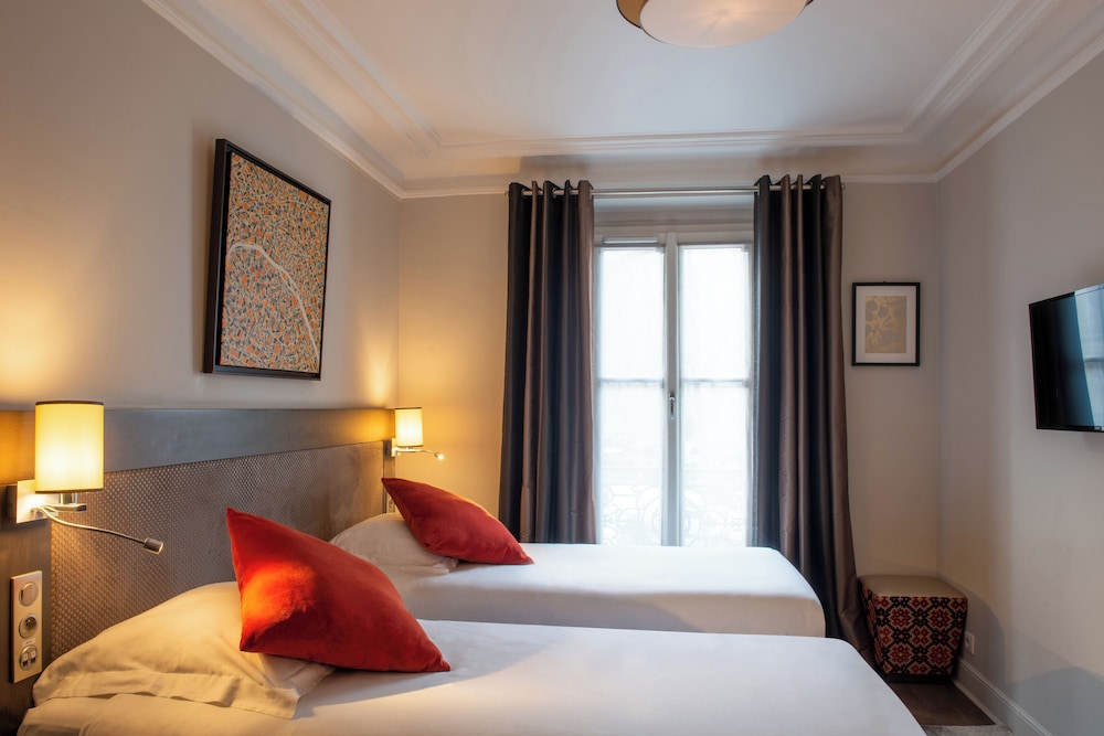 SUPERIOR, TWIN BEDS, COURTYARD VIEW