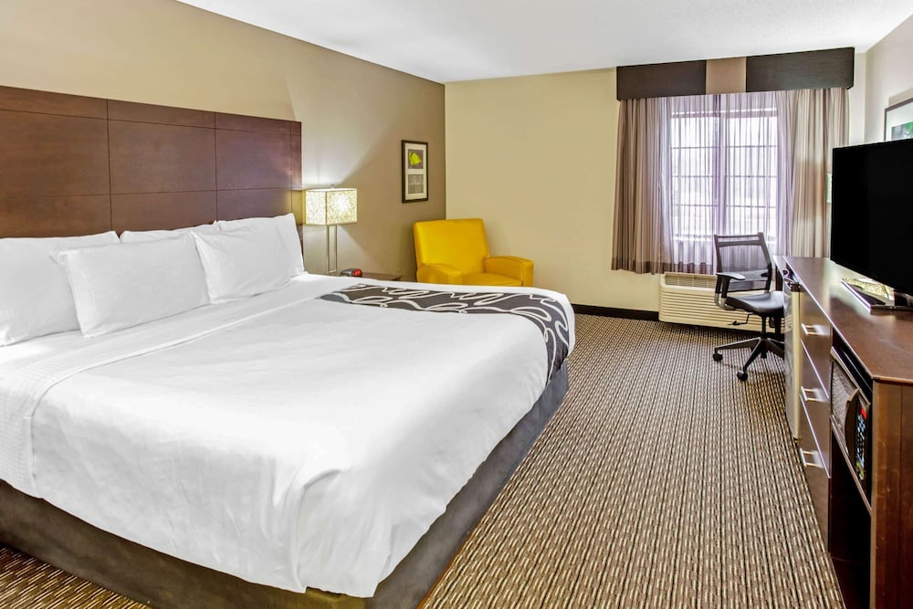 La Quinta Inn Suites By Wyndham Milwaukee Delafield 11/50