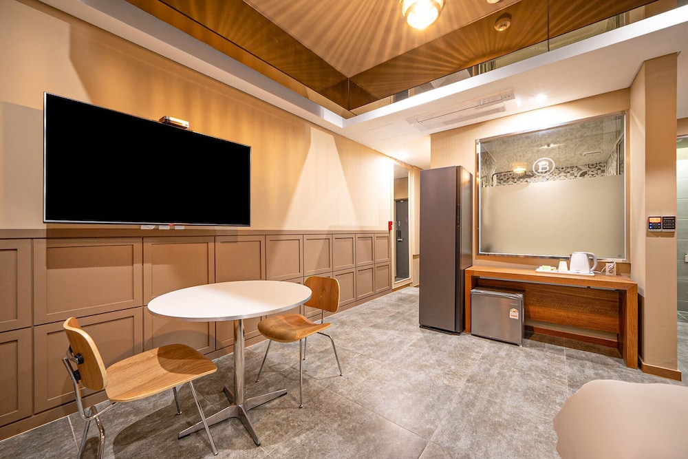 Brown-Dot Hotel Daegu Hyukshin Doshi 40/50