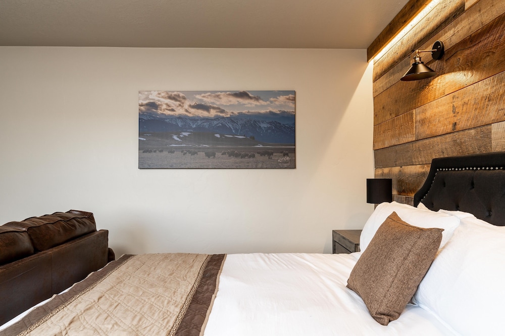 The Adventure Inn Yellowstone 21/42