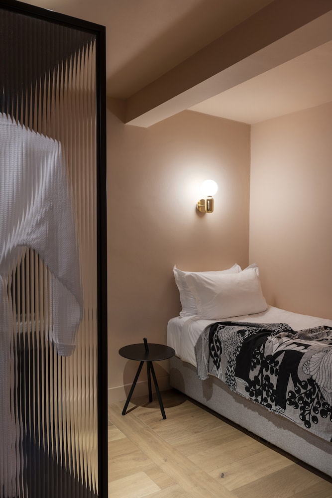 2 BEDROOMS, FAMILY, SUITE