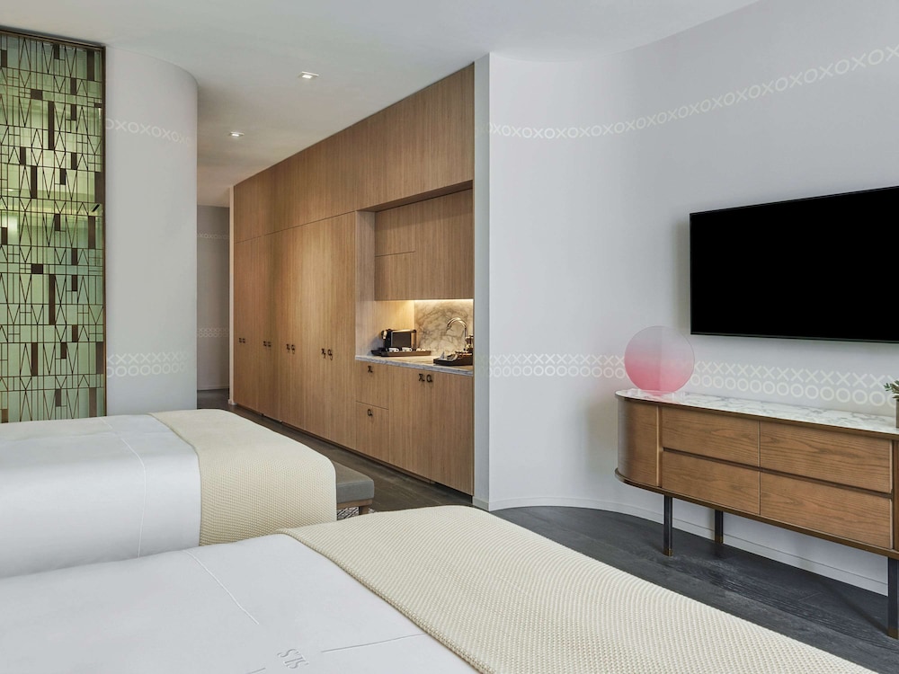 LUXURY, 2 QUEEN BEDS
