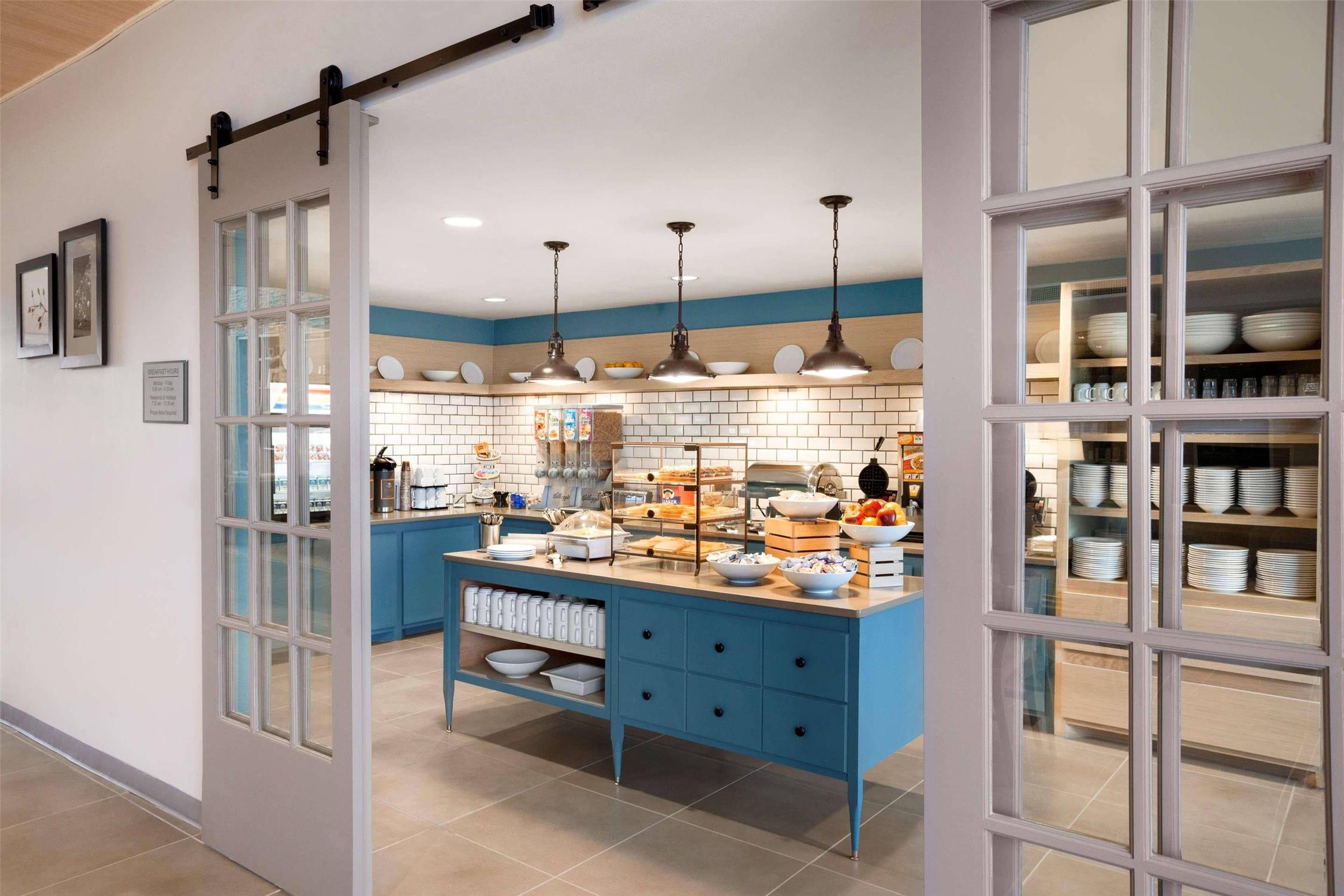 Country Inn & Suites by Radisson, New Braunfels, TX 21/27