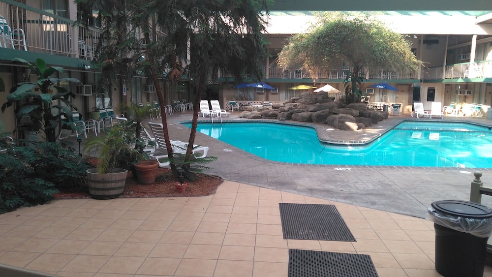 FairBridge Inn & Suites Poconos 23/29