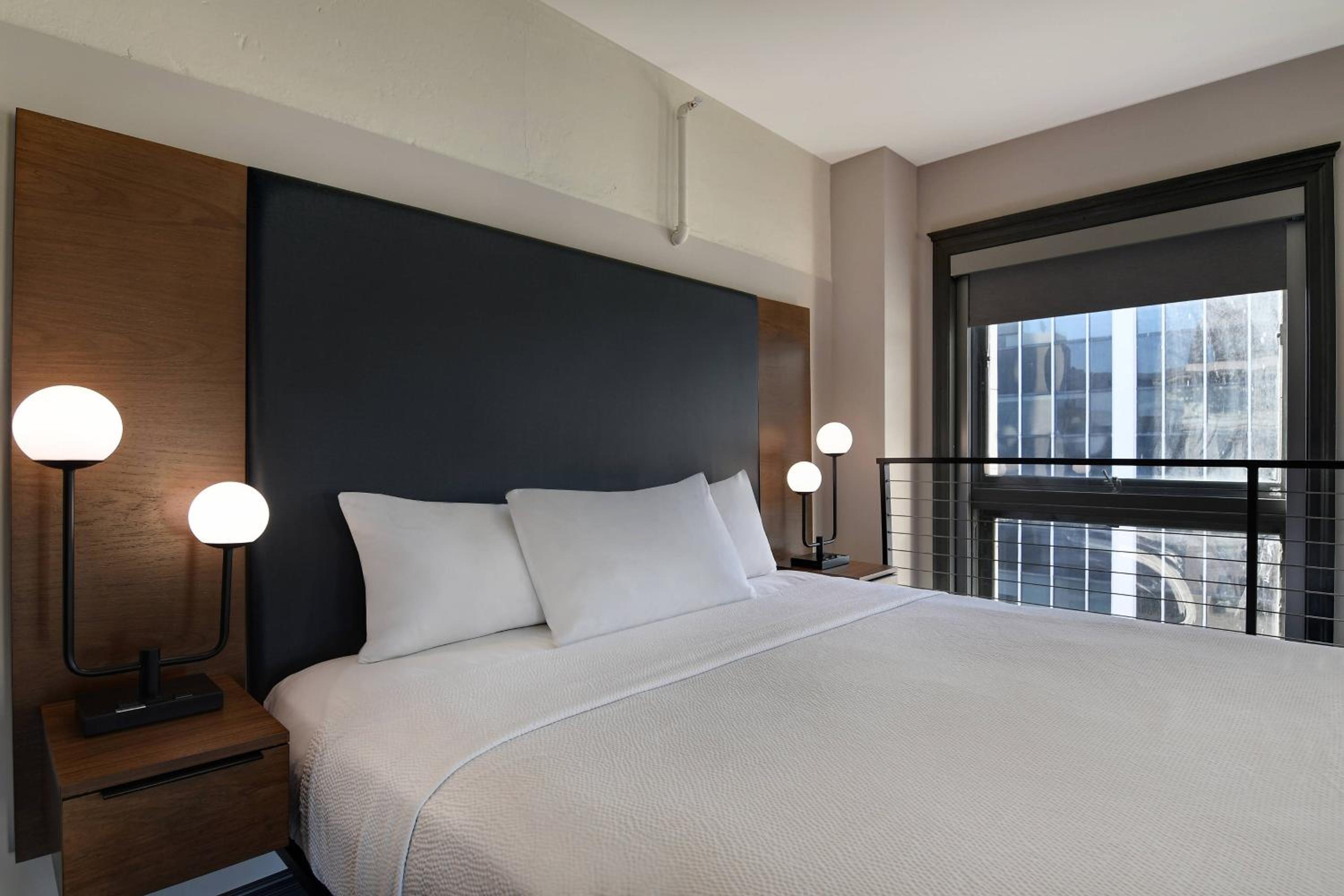 Bi Level, Suite, 2 King Beds, City View