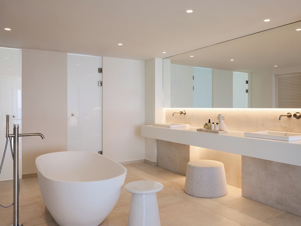 جناح بسرير كينج مع أريكة، Amirandes, A Resort to Live 3/5