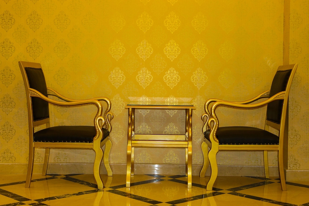 Deluxe Newport Hotel 48/54
