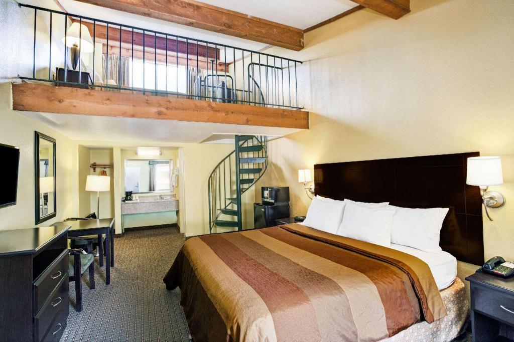 Loft, Suite, King and Queen Bed, Smoking
