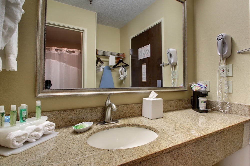 Holiday Inn Express Fort Campbell-Oak Grove 17/48