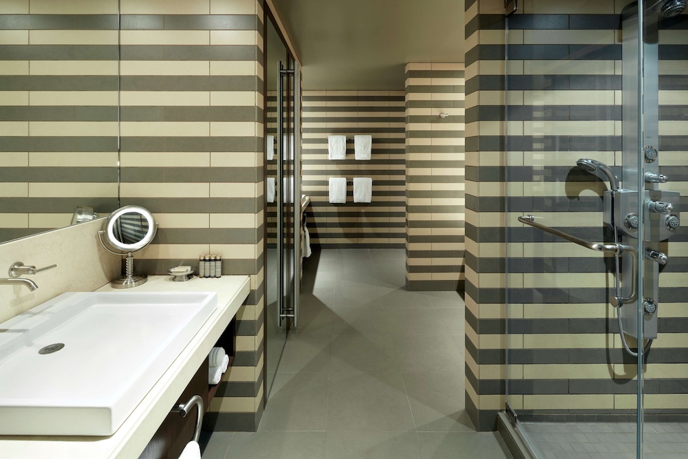 DoubleTree by Hilton Montreal 17/77