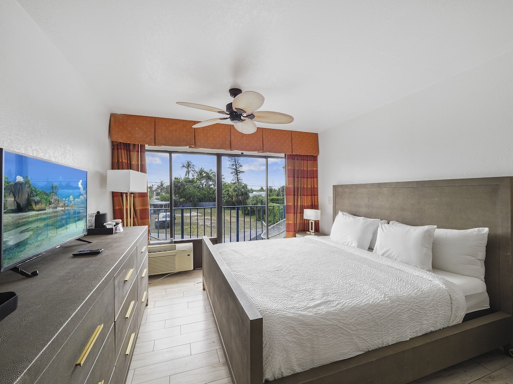 Room, King Bed, Sunset View, Balcony