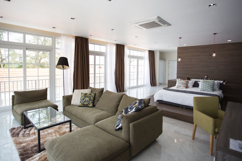 White Boutique Hotel and Residences 52/72