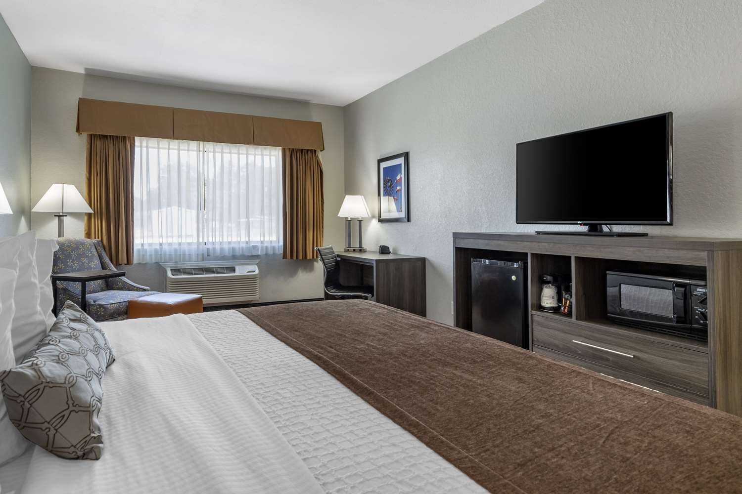 Suite, King Bed, Accessible