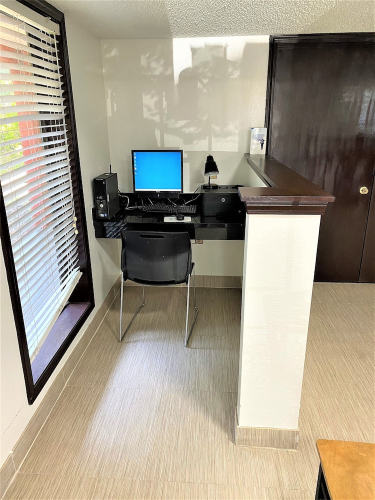 Days Inn by Wyndham Pensacola I-10 9/34