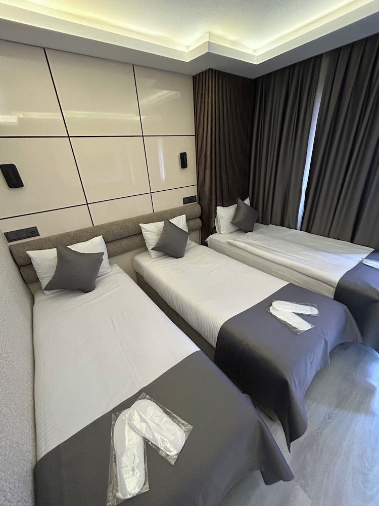 STANDARD, TRIPLE, 3 BEDS, BALCONY