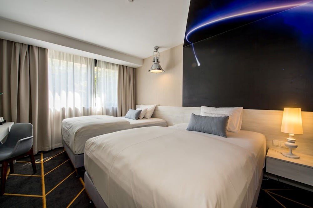 Science Hotel 9/37