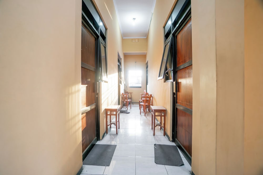 Hotel O Central Madiun Near Stasiun Kota Madiun 28/36