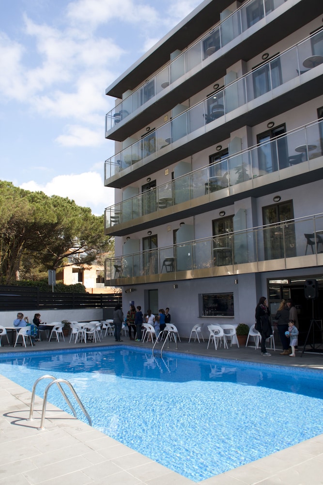 Summer Hotel 7/33