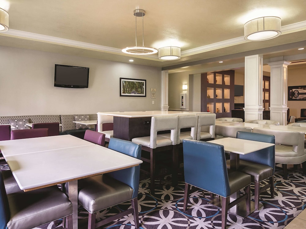 La Quinta Inn & Suites by Wyndham Bowling Green 40/51