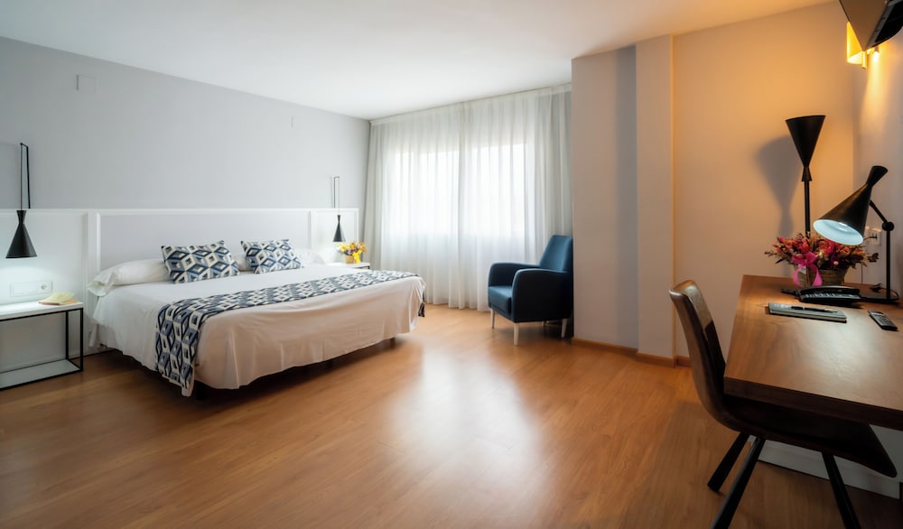 ROOM, DOUBLE BED