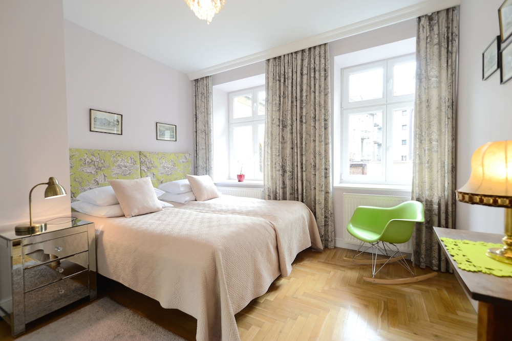 CRYSTAL SUITES CHEZ HELENA 14/64