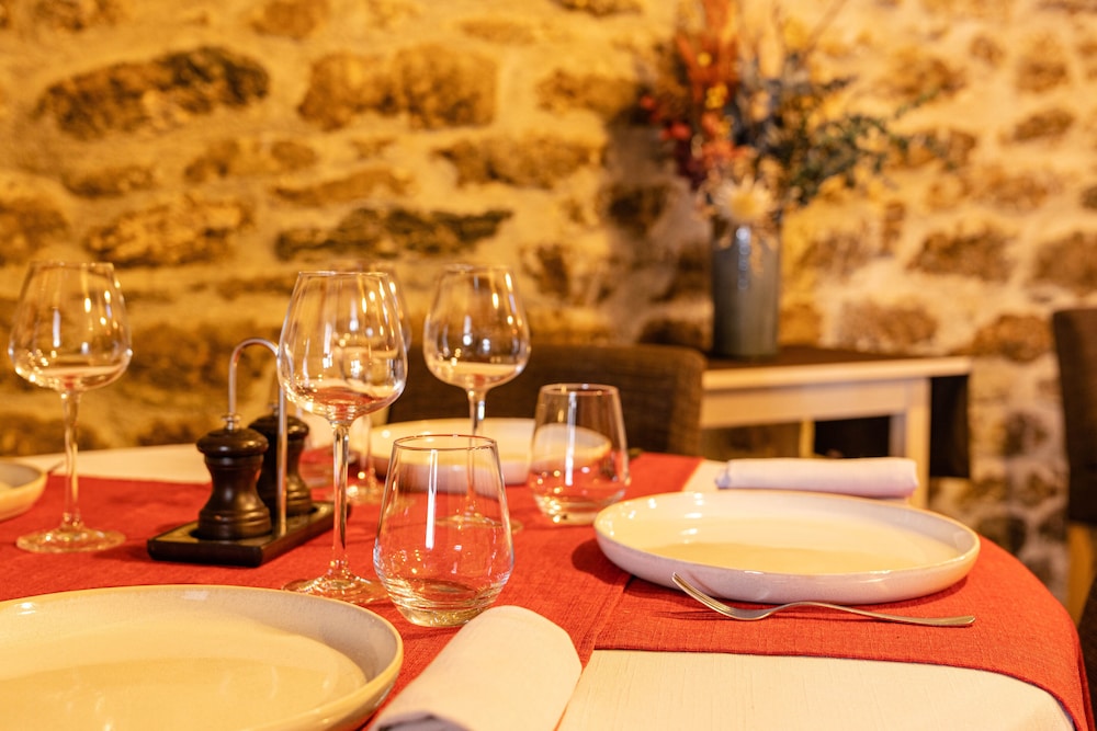 AUBERGE DE LA TOUR 33/40
