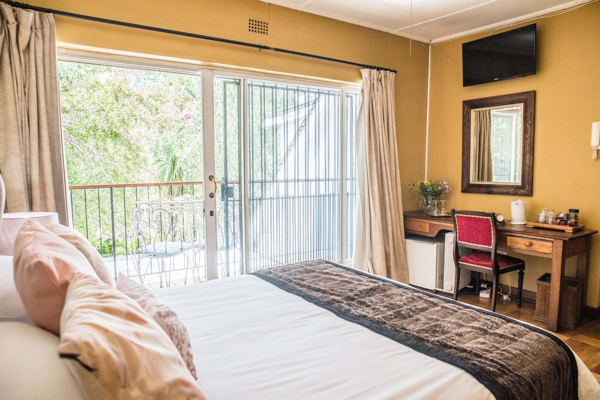 Room, 1 Queen and 1 Single Bed