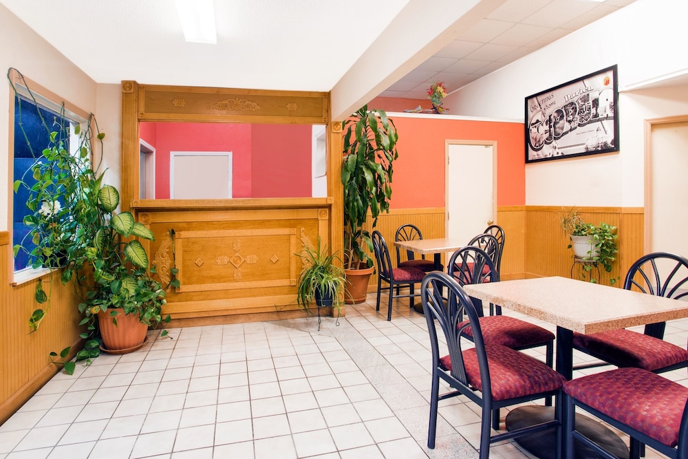 Americas Best Value Inn Darien 3/38