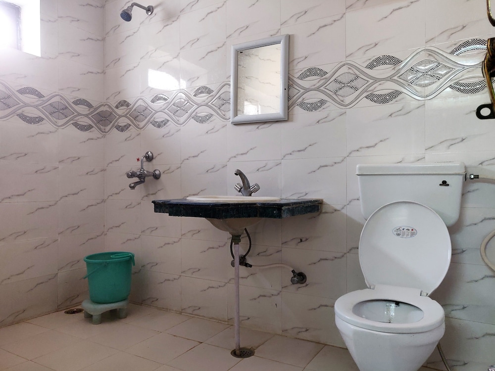 Hotel Leela Nikunj 13/14