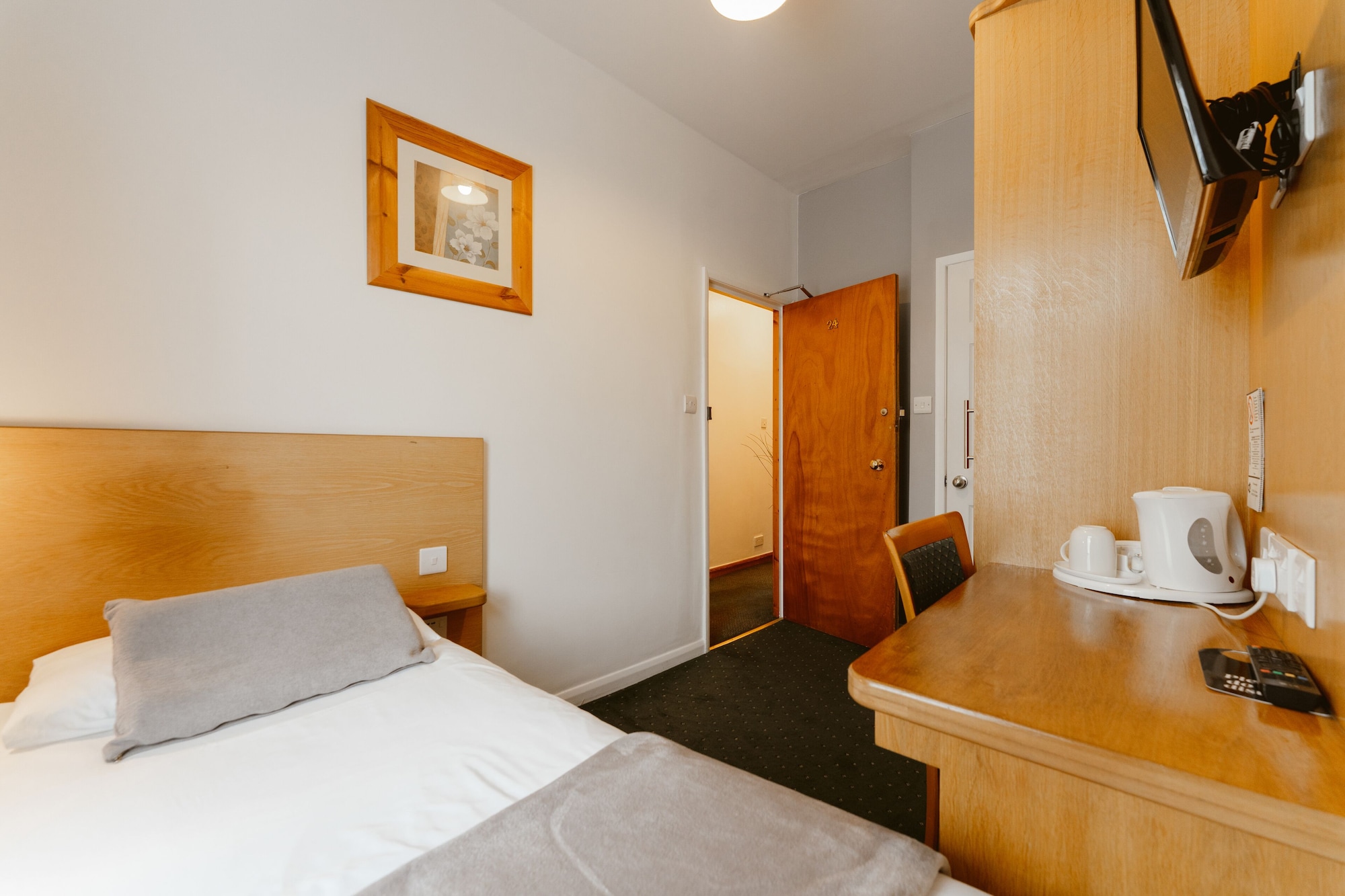 ROOM, SINGLE