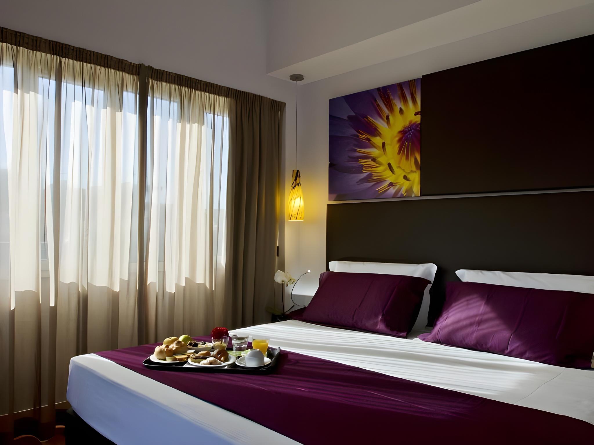 Double Bed, Peter View