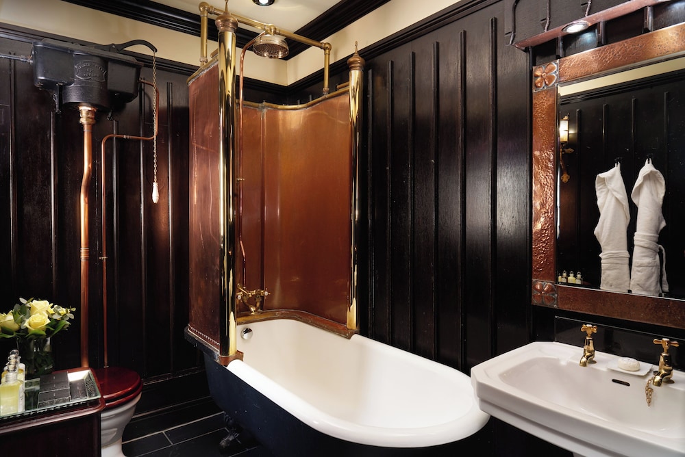 TUDOR, SUITE